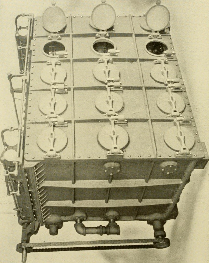 An illustration from Cyclopedia of textile work : a general reference library on cotton, woollen and worsted yarn manufacture, weaving, designing, chemistry and dyeing, finishing, knitting, and allied subjects, 1907, leaf 127