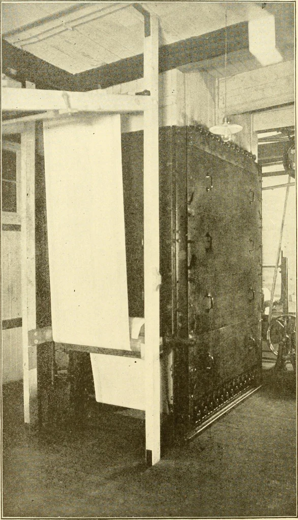 An illustration from Cyclopedia of textile work : a general reference library on cotton, woollen and worsted yarn manufacture, weaving, designing, chemistry and dyeing, finishing, knitting, and allied subjects, 1907, leaf 131