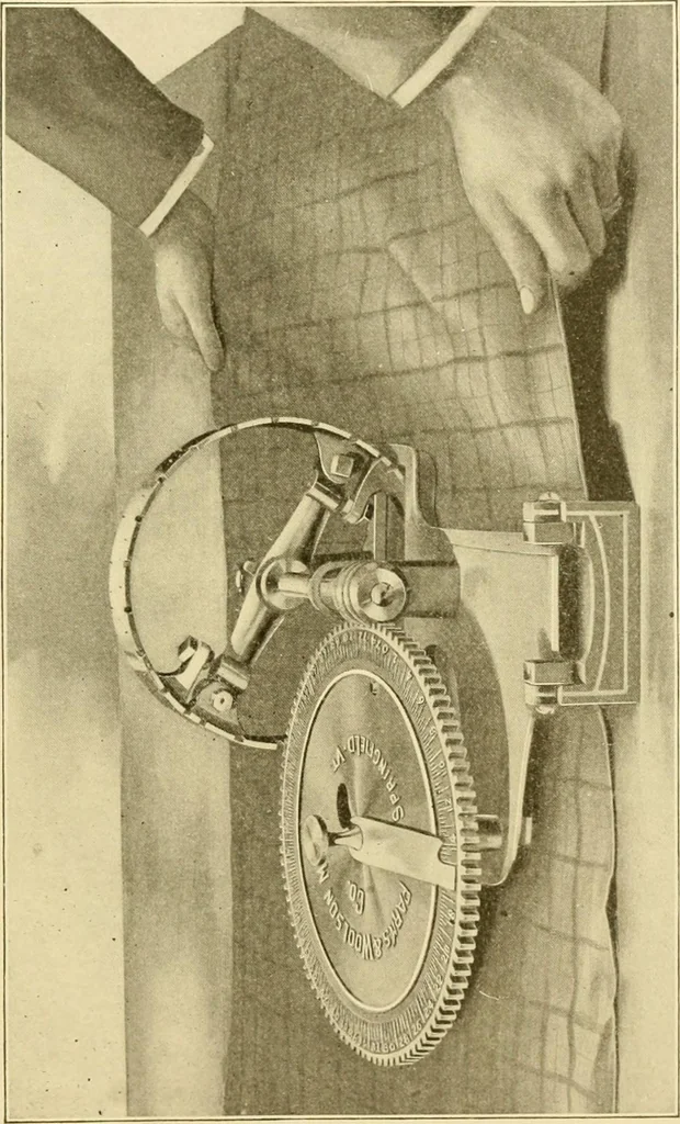 An illustration from Cyclopedia of textile work : a general reference library on cotton, woollen and worsted yarn manufacture, weaving, designing, chemistry and dyeing, finishing, knitting, and allied subjects, 1907, leaf 208