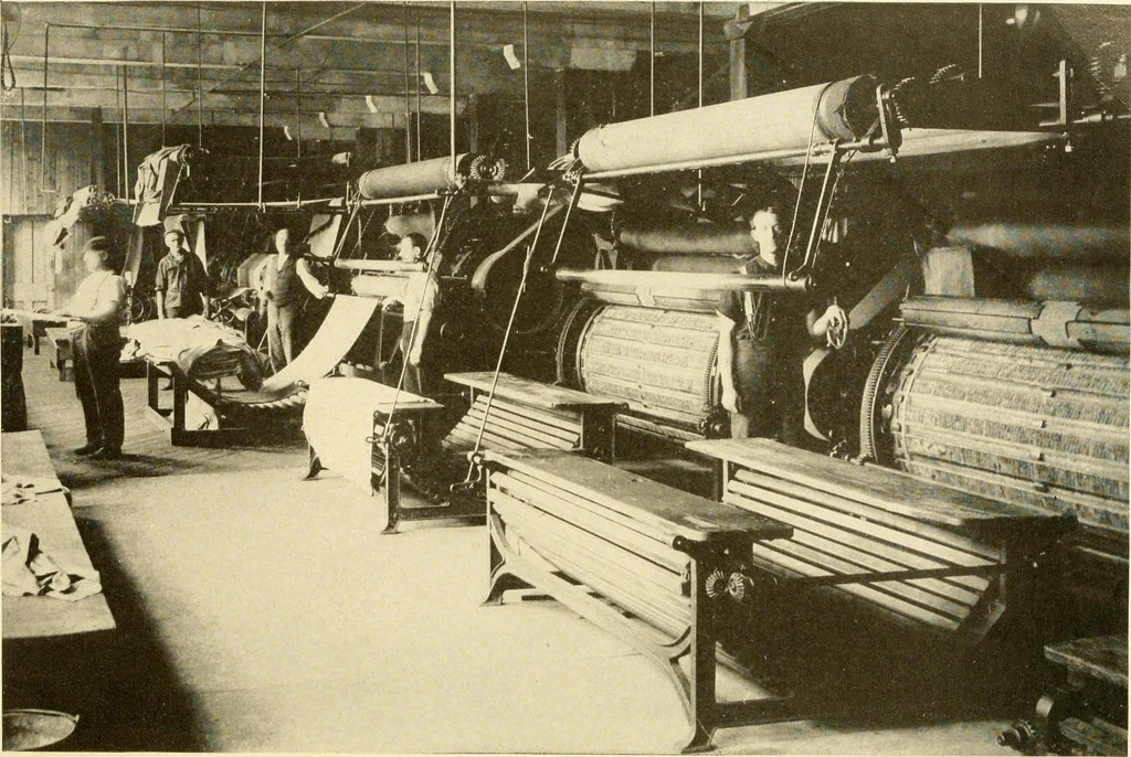 An illustration from Cyclopedia of textile work : a general reference library on cotton, woollen and worsted yarn manufacture, weaving, designing, chemistry and dyeing, finishing, knitting, and allied subjects, 1907, leaf 235