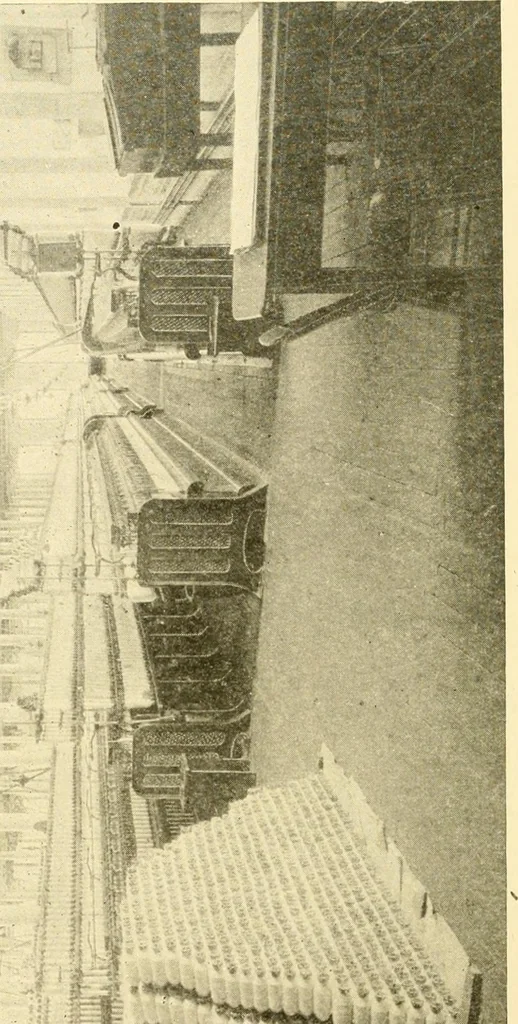 An illustration from Cyclopedia of textile work : a general reference library on cotton, woollen and worsted yarn manufacture, weaving, designing, chemistry and dyeing, finishing, knitting, and allied subjects, 1907, leaf 317