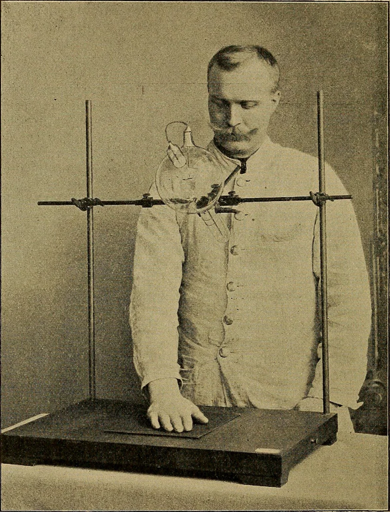 An illustration from Das Röntgen-Verfahren mit besonderer Berücksichtigung der militärischen Verhältnisse, 1903, leaf 230