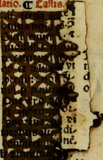 An illustration from Decretu[m] Gratiani : cu glossis dñi Joannis Theutonici prepositi Alberstatensis [et] annotationibus Bartholomei Brixiensis : [cum] diuisionibus Archidiaconi : [cum] Casibus a Bene., cõpositis per Bart. Brixi., correctis [et] pro clariore itellectu pluribus in locis extensis : [cum] concordia ad Bibliam : [cum] tabula marginalium glossularu[m] : [cum tabula] omniu canonu [et] concilio[rum] : [cum] Margarita Decreti : [cum] flosculis totius Decretia domio Joanne diacono compositis : [cum] additione in margine litteraru[m], quo minusculi characteres lineis intercepti, citius legenti appareant, 1514, leaf 157