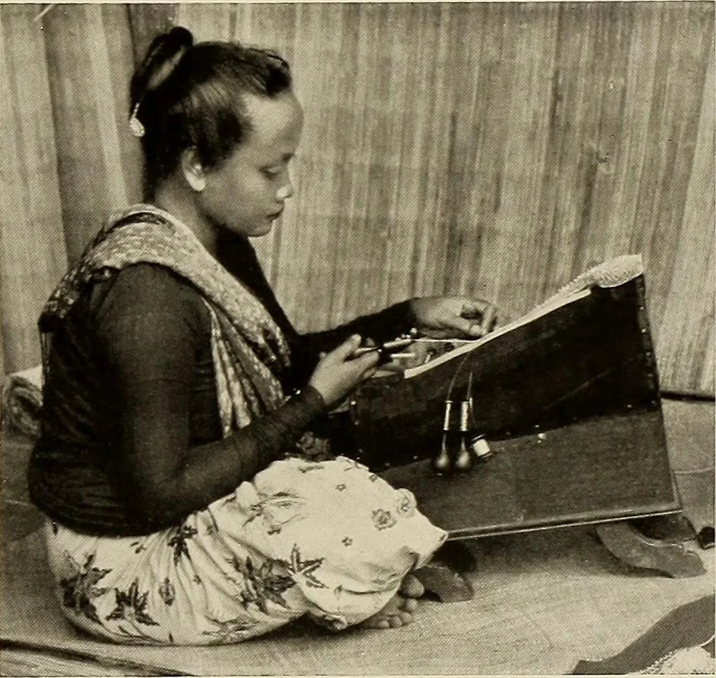 An illustration from De inlandsche kunstnijverheid in Nederlandsch Indië, 1912, leaf 371