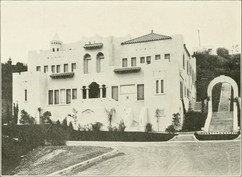 An illustration from De luxe flats : a book on flats and duplex homes ; showing the latest advance designs of this particular type of architecture, published to meet the requirements of all those who desire to study the flat or duplex home in its latest development., 1920, leaf 27