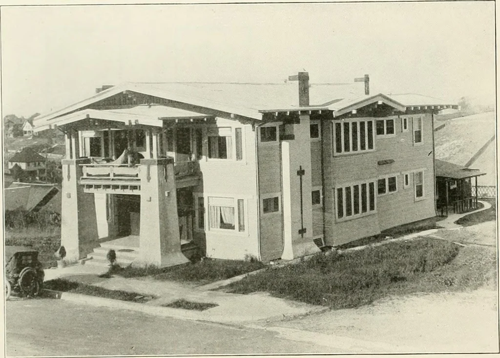 An illustration from De luxe flats : a book on flats and duplex homes ; showing the latest advance designs of this particular type of architecture, published to meet the requirements of all those who desire to study the flat or duplex home in its latest development., 1920, leaf 37