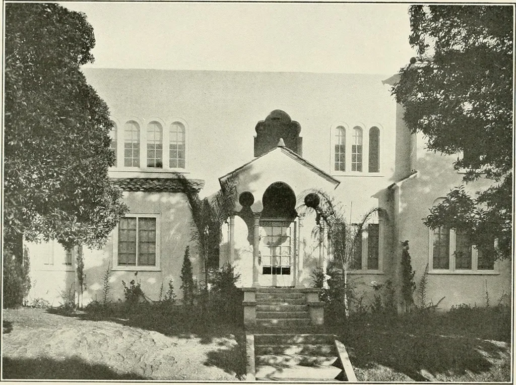 An illustration from De luxe flats : a book on flats and duplex homes ; showing the latest advance designs of this particular type of architecture, published to meet the requirements of all those who desire to study the flat or duplex home in its latest development., 1920, leaf 39