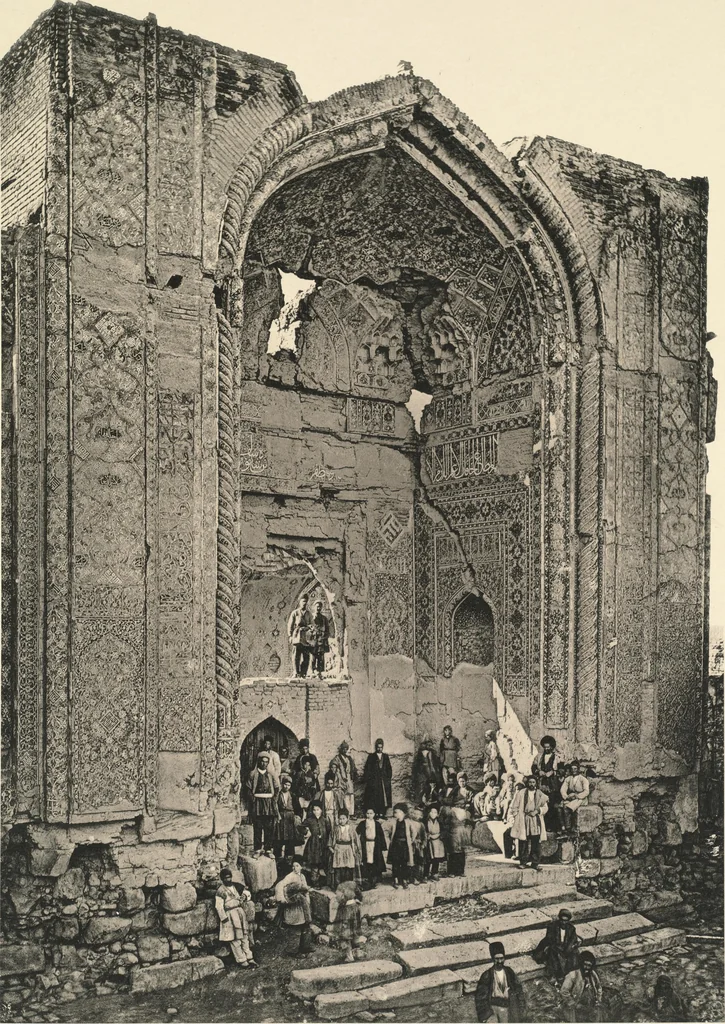 An illustration from Denkmäler persischer Baukunst : geschichtliche Untersuchung und Aufnahme muhammedanischer Backsteinbauten in Vorderasien und Persien, 1901, leaf 11