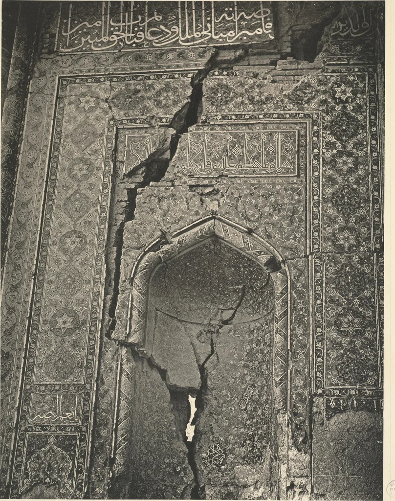 An illustration from Denkmäler persischer Baukunst : geschichtliche Untersuchung und Aufnahme muhammedanischer Backsteinbauten in Vorderasien und Persien, 1901, leaf 12