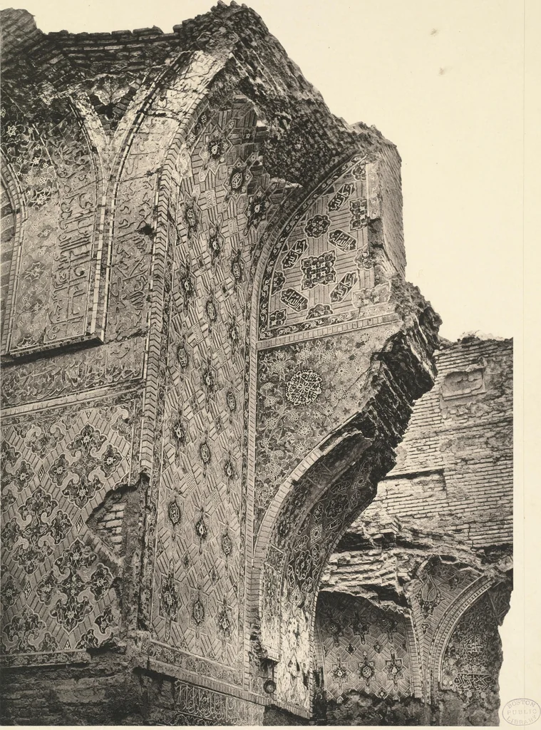 An illustration from Denkmäler persischer Baukunst : geschichtliche Untersuchung und Aufnahme muhammedanischer Backsteinbauten in Vorderasien und Persien, 1901, leaf 13