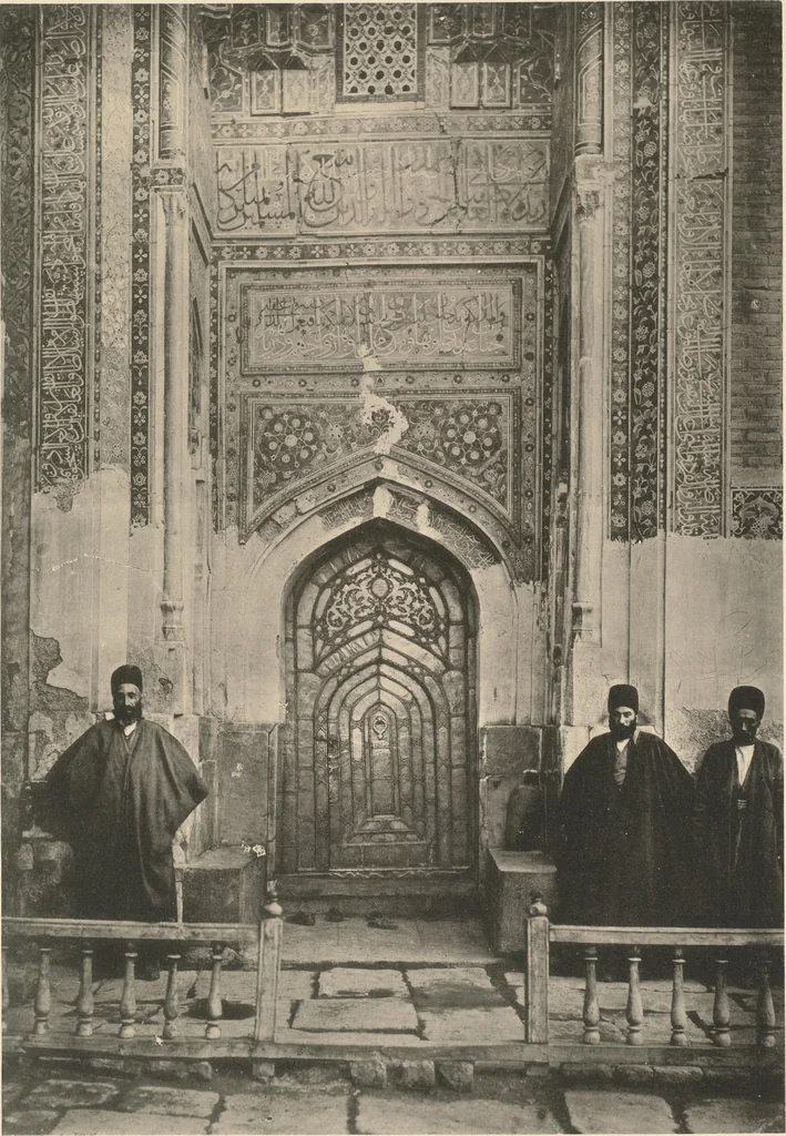An illustration from Denkmäler persischer Baukunst : geschichtliche Untersuchung und Aufnahme muhammedanischer Backsteinbauten in Vorderasien und Persien, 1901, leaf 25