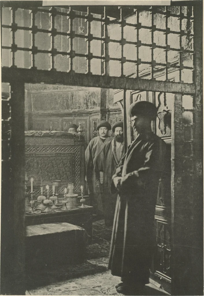 An illustration from Denkmäler persischer Baukunst : geschichtliche Untersuchung und Aufnahme muhammedanischer Backsteinbauten in Vorderasien und Persien, 1901, leaf 31