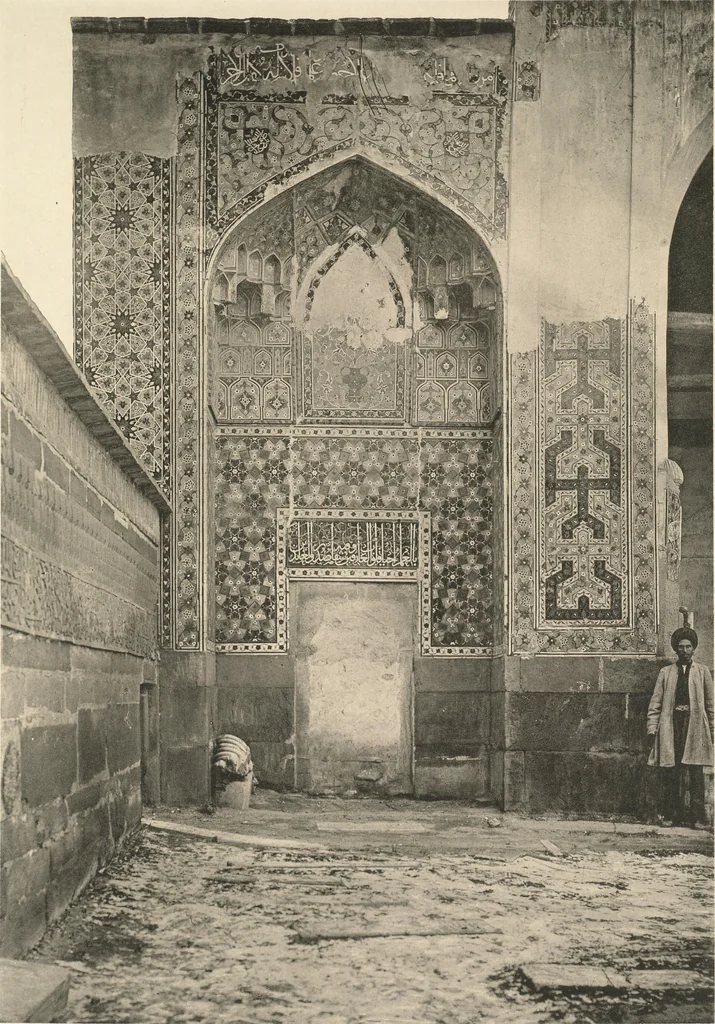 An illustration from Denkmäler persischer Baukunst : geschichtliche Untersuchung und Aufnahme muhammedanischer Backsteinbauten in Vorderasien und Persien, 1901, leaf 32