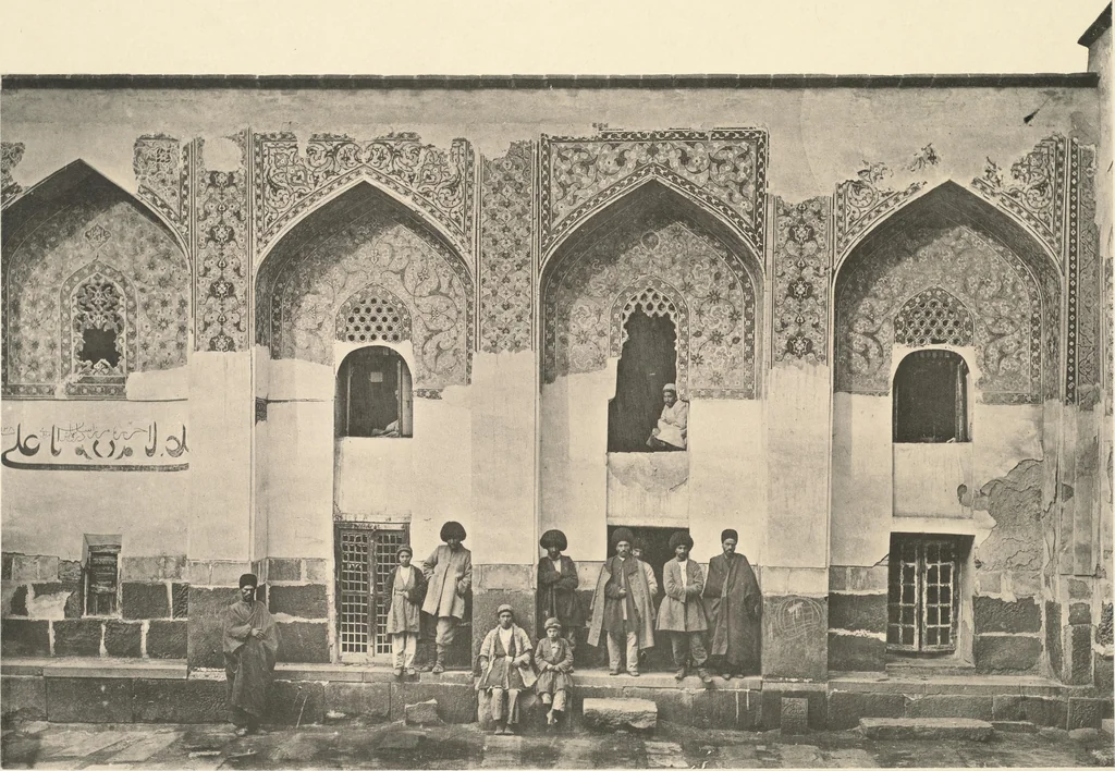 An illustration from Denkmäler persischer Baukunst : geschichtliche Untersuchung und Aufnahme muhammedanischer Backsteinbauten in Vorderasien und Persien, 1901, leaf 33