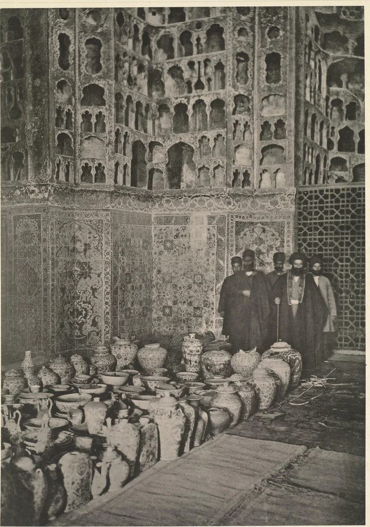 An illustration from Denkmäler persischer Baukunst : geschichtliche Untersuchung und Aufnahme muhammedanischer Backsteinbauten in Vorderasien und Persien, 1901, leaf 34