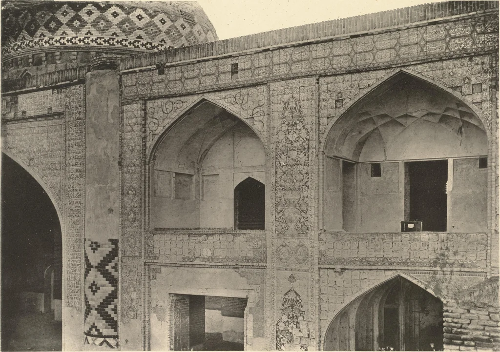 An illustration from Denkmäler persischer Baukunst : geschichtliche Untersuchung und Aufnahme muhammedanischer Backsteinbauten in Vorderasien und Persien, 1901, leaf 35