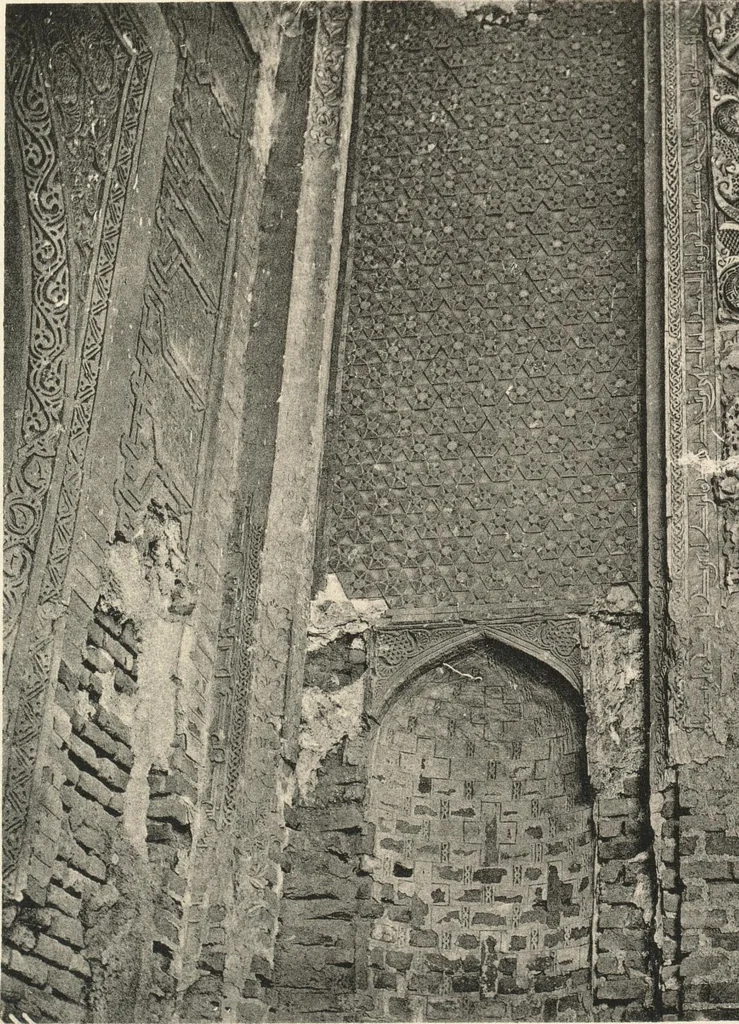 An illustration from Denkmäler persischer Baukunst : geschichtliche Untersuchung und Aufnahme muhammedanischer Backsteinbauten in Vorderasien und Persien, 1901, leaf 37