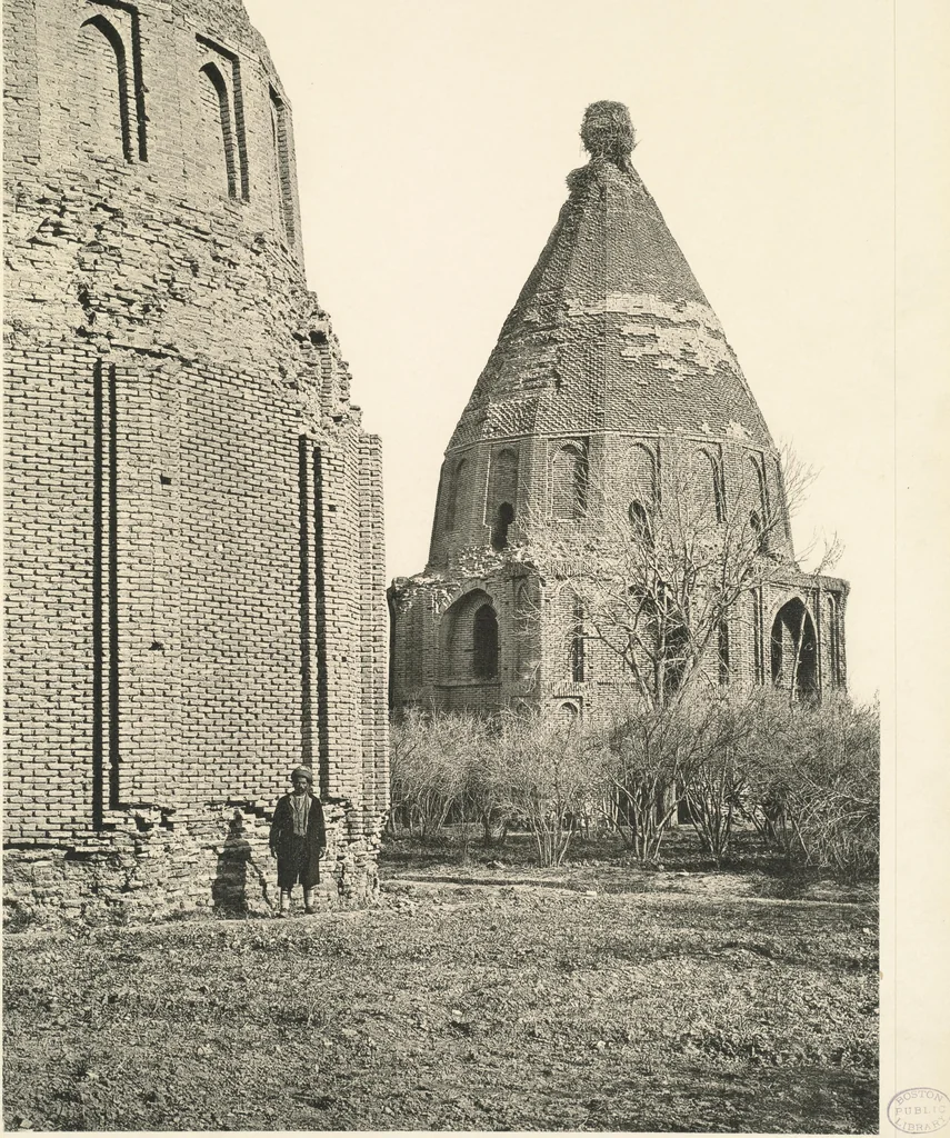 An illustration from Denkmäler persischer Baukunst : geschichtliche Untersuchung und Aufnahme muhammedanischer Backsteinbauten in Vorderasien und Persien, 1901, leaf 40