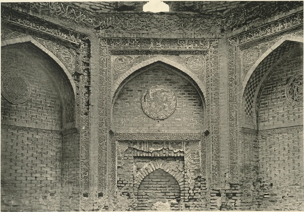 An illustration from Denkmäler persischer Baukunst : geschichtliche Untersuchung und Aufnahme muhammedanischer Backsteinbauten in Vorderasien und Persien, 1901, leaf 41
