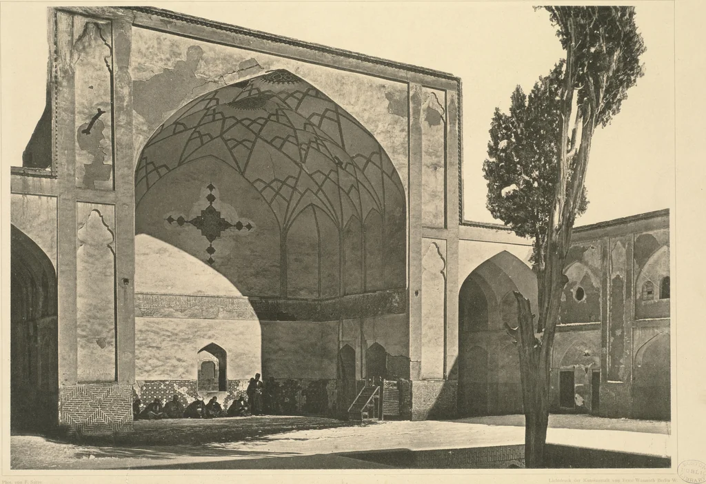 An illustration from Denkmäler persischer Baukunst : geschichtliche Untersuchung und Aufnahme muhammedanischer Backsteinbauten in Vorderasien und Persien, 1901, leaf 42
