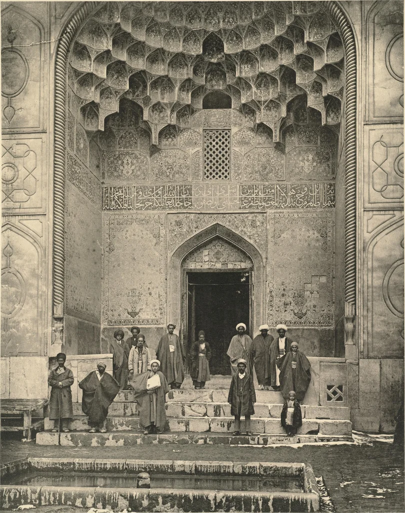 An illustration from Denkmäler persischer Baukunst : geschichtliche Untersuchung und Aufnahme muhammedanischer Backsteinbauten in Vorderasien und Persien, 1901, leaf 45