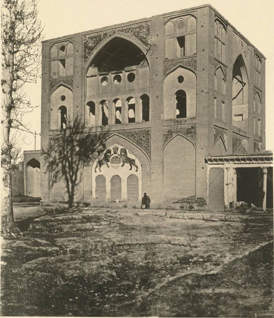 An illustration from Denkmäler persischer Baukunst : geschichtliche Untersuchung und Aufnahme muhammedanischer Backsteinbauten in Vorderasien und Persien, 1901, leaf 51