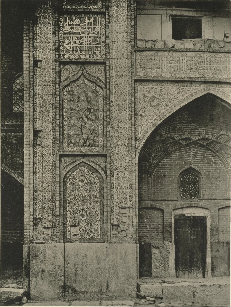 An illustration from Denkmäler persischer Baukunst : geschichtliche Untersuchung und Aufnahme muhammedanischer Backsteinbauten in Vorderasien und Persien, 1901, leaf 55