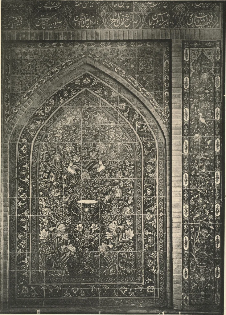 An illustration from Denkmäler persischer Baukunst : geschichtliche Untersuchung und Aufnahme muhammedanischer Backsteinbauten in Vorderasien und Persien, 1901, leaf 56