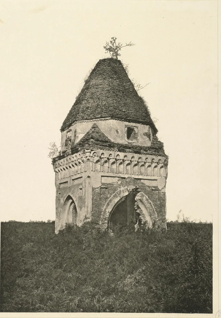 An illustration from Denkmäler persischer Baukunst : geschichtliche Untersuchung und Aufnahme muhammedanischer Backsteinbauten in Vorderasien und Persien, 1901, leaf 57