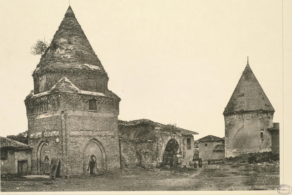 An illustration from Denkmäler persischer Baukunst : geschichtliche Untersuchung und Aufnahme muhammedanischer Backsteinbauten in Vorderasien und Persien, 1901, leaf 59