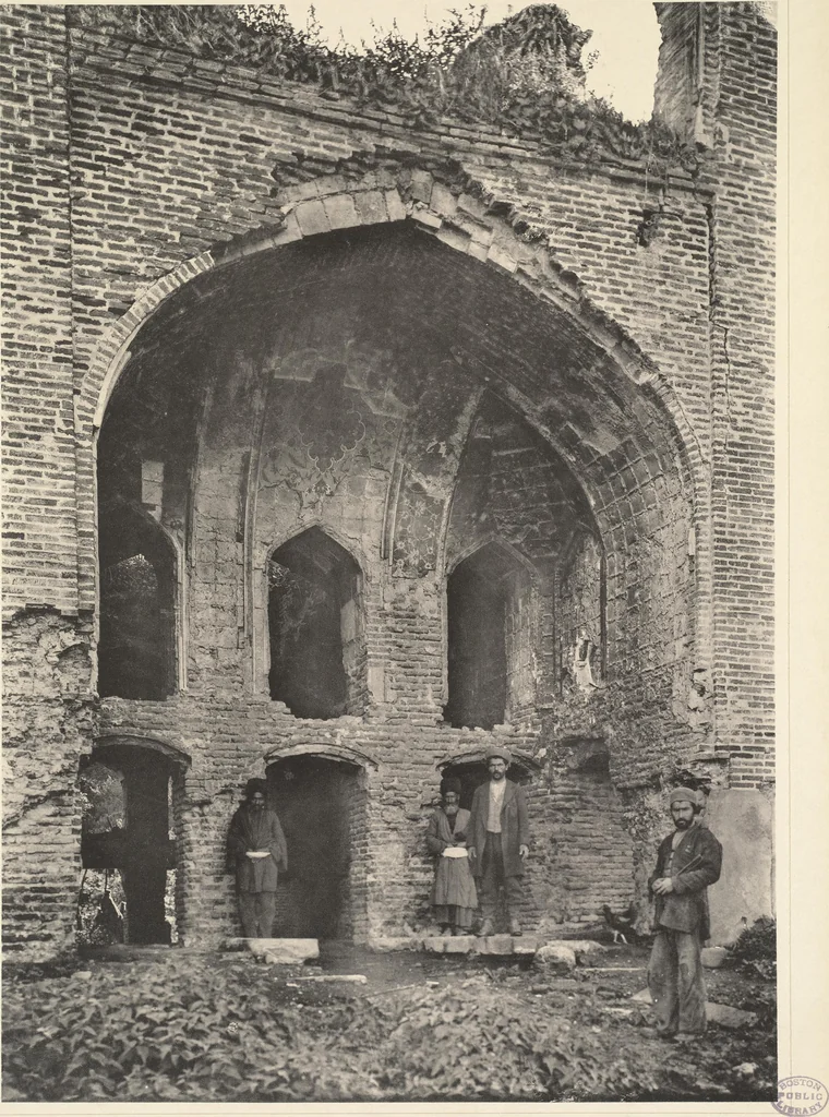 An illustration from Denkmäler persischer Baukunst : geschichtliche Untersuchung und Aufnahme muhammedanischer Backsteinbauten in Vorderasien und Persien, 1901, leaf 60