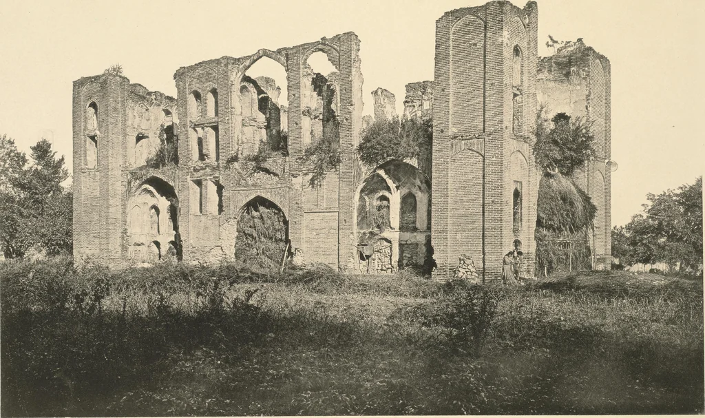 An illustration from Denkmäler persischer Baukunst : geschichtliche Untersuchung und Aufnahme muhammedanischer Backsteinbauten in Vorderasien und Persien, 1901, leaf 61
