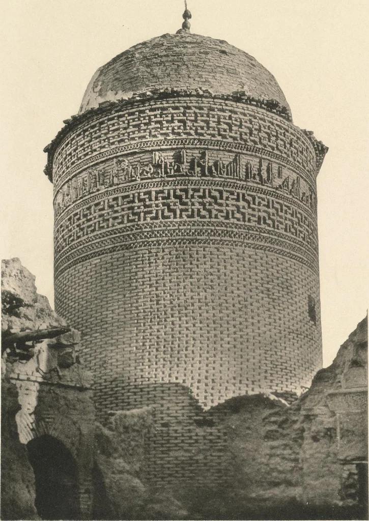 An illustration from Denkmäler persischer Baukunst : geschichtliche Untersuchung und Aufnahme muhammedanischer Backsteinbauten in Vorderasien und Persien, 1901, leaf 63