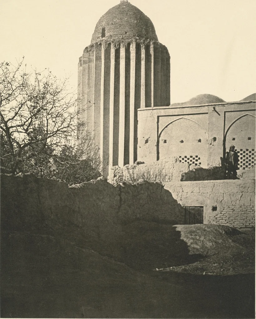 An illustration from Denkmäler persischer Baukunst : geschichtliche Untersuchung und Aufnahme muhammedanischer Backsteinbauten in Vorderasien und Persien, 1901, leaf 64