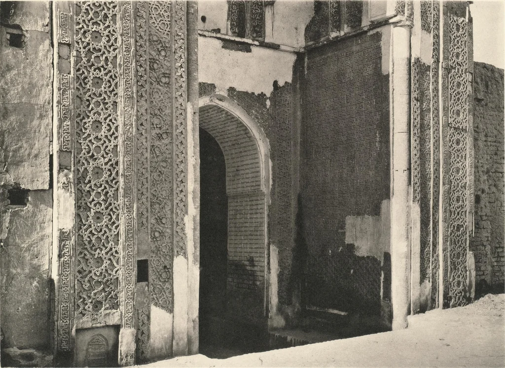 An illustration from Denkmäler persischer Baukunst : geschichtliche Untersuchung und Aufnahme muhammedanischer Backsteinbauten in Vorderasien und Persien, 1901, leaf 66