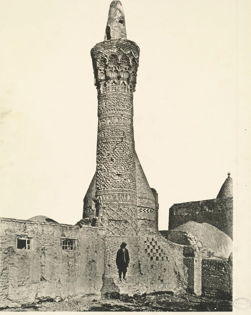 An illustration from Denkmäler persischer Baukunst : geschichtliche Untersuchung und Aufnahme muhammedanischer Backsteinbauten in Vorderasien und Persien, 1901, leaf 67