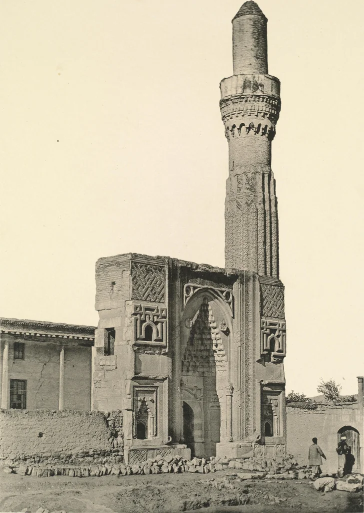 An illustration from Denkmäler persischer Baukunst : geschichtliche Untersuchung und Aufnahme muhammedanischer Backsteinbauten in Vorderasien und Persien, 1901, leaf 77