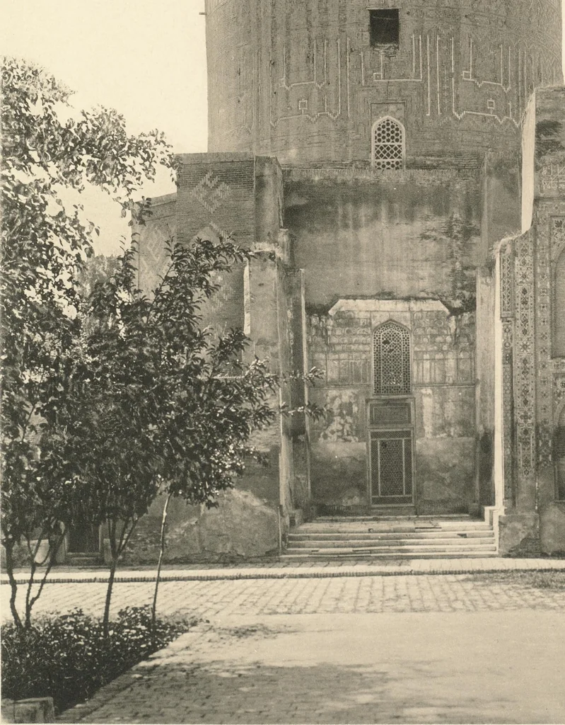 An illustration from Denkmäler persischer Baukunst : geschichtliche Untersuchung und Aufnahme muhammedanischer Backsteinbauten in Vorderasien und Persien, 1901, leaf 80