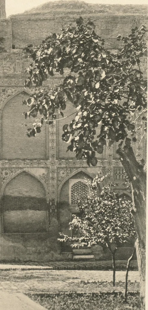 An illustration from Denkmäler persischer Baukunst : geschichtliche Untersuchung und Aufnahme muhammedanischer Backsteinbauten in Vorderasien und Persien, 1901, leaf 80