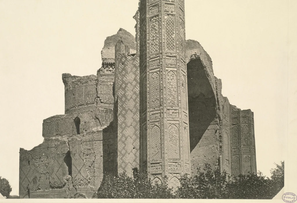 An illustration from Denkmäler persischer Baukunst : geschichtliche Untersuchung und Aufnahme muhammedanischer Backsteinbauten in Vorderasien und Persien, 1901, leaf 82