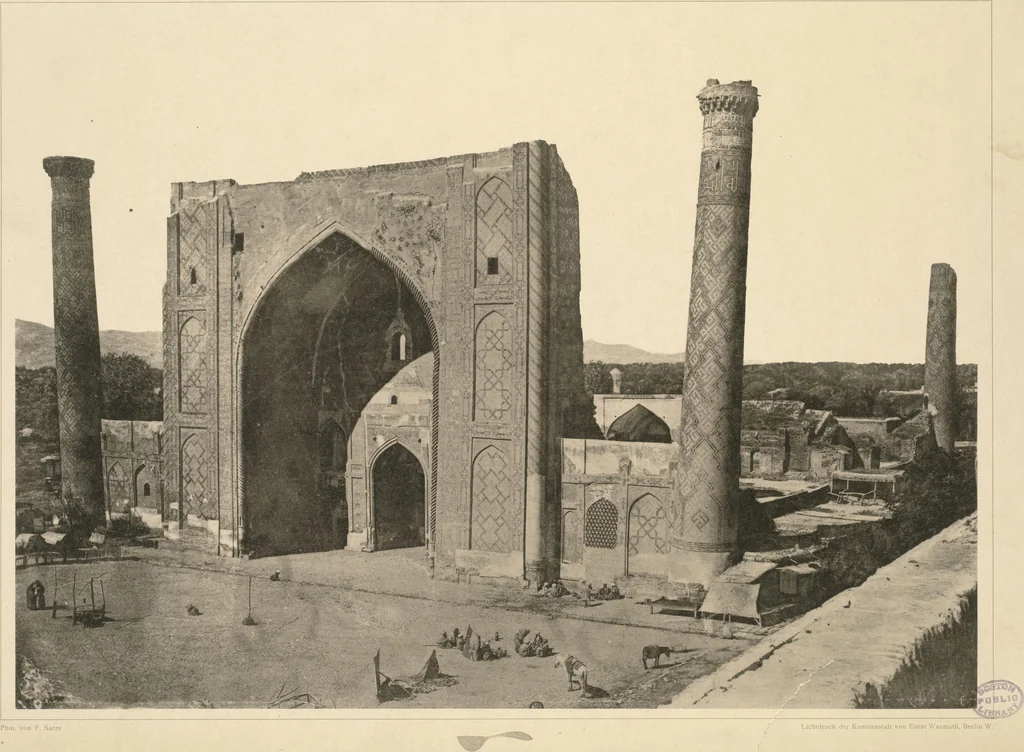 An illustration from Denkmäler persischer Baukunst : geschichtliche Untersuchung und Aufnahme muhammedanischer Backsteinbauten in Vorderasien und Persien, 1901, leaf 83