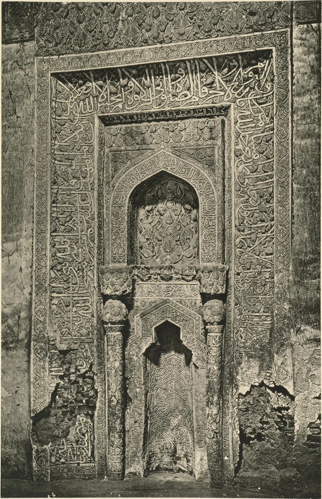 An illustration from Denkmäler persischer Baukunst : geschichtliche Untersuchung und Aufnahme muhammedanischer Backsteinbauten in Vorderasien und Persien, 1901, leaf 9