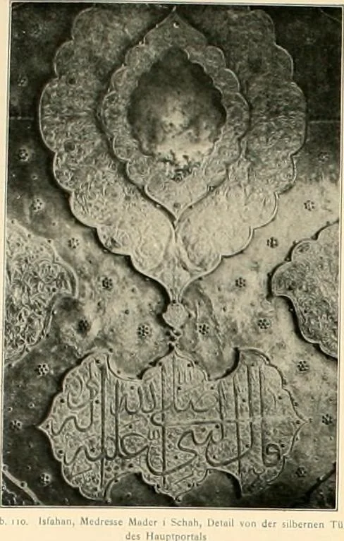 An illustration from Denkmäler persischer Baukunst : geschichtliche Untersuchung und Aufnahme muhammedanischer Backsteinbauten in Vorderasien und Persien, 1901, leaf 100