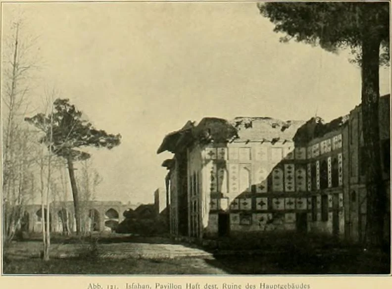An illustration from Denkmäler persischer Baukunst : geschichtliche Untersuchung und Aufnahme muhammedanischer Backsteinbauten in Vorderasien und Persien, 1901, leaf 105