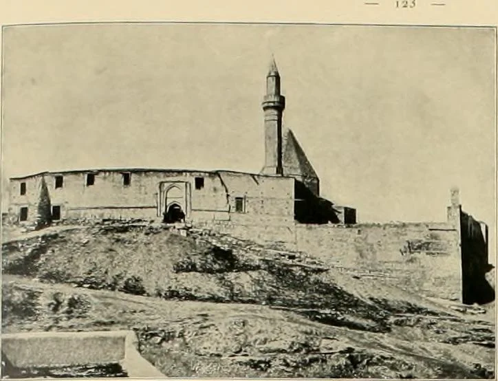 An illustration from Denkmäler persischer Baukunst : geschichtliche Untersuchung und Aufnahme muhammedanischer Backsteinbauten in Vorderasien und Persien, 1901, leaf 136
