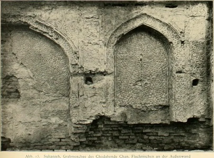An illustration from Denkmäler persischer Baukunst : geschichtliche Untersuchung und Aufnahme muhammedanischer Backsteinbauten in Vorderasien und Persien, 1901, leaf 32