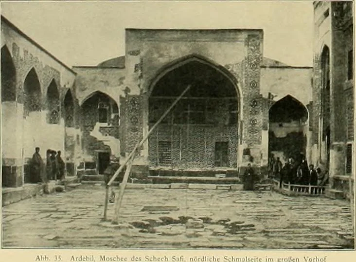 An illustration from Denkmäler persischer Baukunst : geschichtliche Untersuchung und Aufnahme muhammedanischer Backsteinbauten in Vorderasien und Persien, 1901, leaf 51
