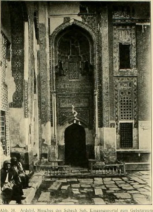 An illustration from Denkmäler persischer Baukunst : geschichtliche Untersuchung und Aufnahme muhammedanischer Backsteinbauten in Vorderasien und Persien, 1901, leaf 54