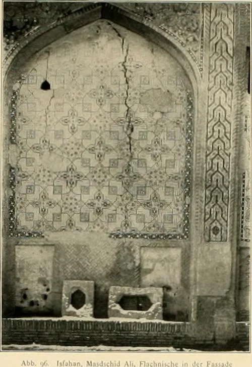An illustration from Denkmäler persischer Baukunst : geschichtliche Untersuchung und Aufnahme muhammedanischer Backsteinbauten in Vorderasien und Persien, 1901, leaf 90