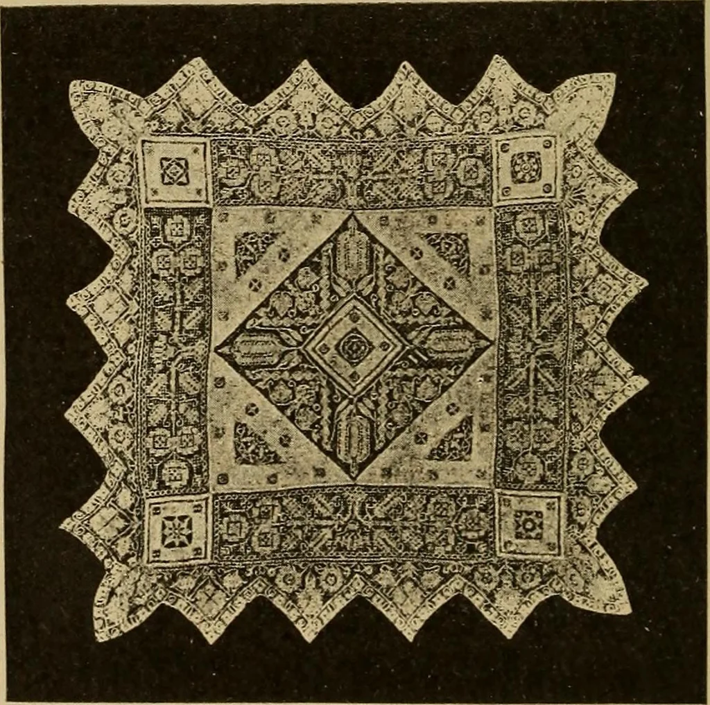 An illustration from Dentelles et guipures : anciennes et modernes, imitations ou copies. Varieté des genres et des points. 52 portraits documentaires, 249 échantillons de dentelles, collerettes, fraises, manchettes, rabats, etc., 1904, leaf 142